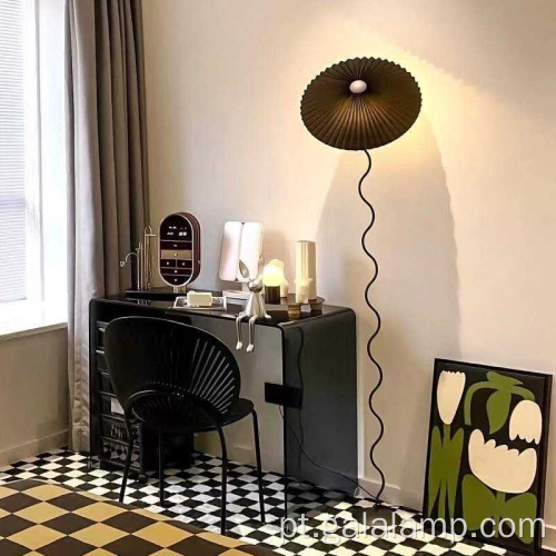 Candeeiro de pé plissado moderno com haste ondulada